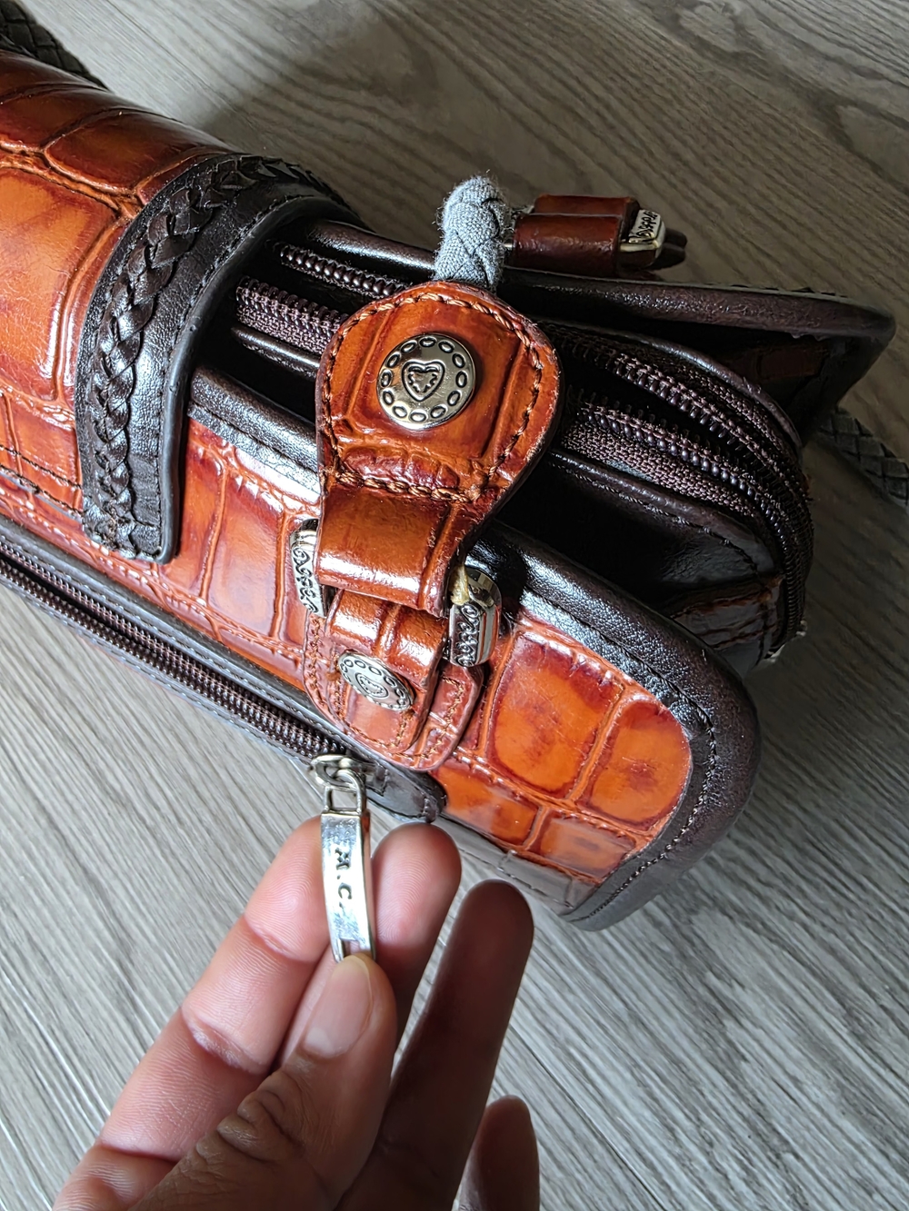 "Bolso M.C. vintage style with multiple compartments and heart detail" - Picture 4 of 10